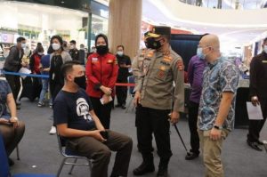 Kapolda Sumsel Sambangi Vaksinasi di Pasar Modern Palembang Icon