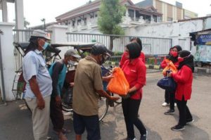 Peduli Pada Sesama, Grup 1 Kopassus dan Persit KCK Bagikan 500 Paket Sembako