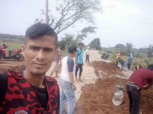 Kodisi Jalan Simpang-Cibeyeh Tak Layak, Ormas KKPMP Swadaya Lakukan Pengurugan