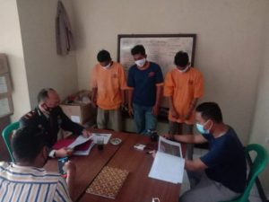 POLSEK CARENANG AMANKAN WARGA YANG SEDANG MAIN JUDI DI DEPAN KANTOR DESA LAMARAN