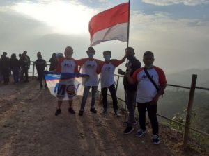 Peringati Hut RI Ke 76, MOI Se-Provinsi Banten Kibarkan Bendera Dipuncak Gunung Luhur