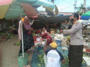 Dorong Masyarakat Taat Prokes, Polsek Wanasalam Bagikan Masker Gratis Di Pasar Binuangeun
