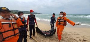 Ditemukan sudah tak bernyawa, Dua Wisatawan asal Manado yang Tenggelam di Pantai Kalapa Warna