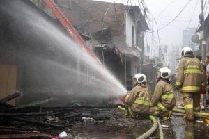 Akibat Korsleting Listrik, Pemukiman Padat Penduduk di Karet Tengsin Terbakar