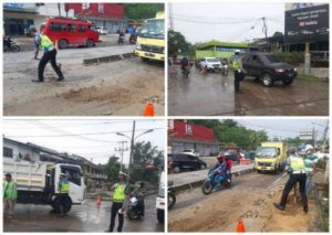 Cegah Kemacetan, Personil Sat Lantas Polres Lebak Polda Banten Urug Jalan berlubang