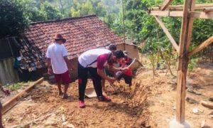 Bhabinkamtibmas Polsek Cibadak Polres Lebak Gotong Royong Bersama Warga Kp. Nyomplong