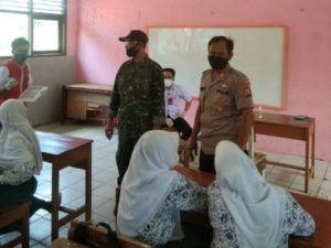 Polsek Wanasalam Polres Lebak Monitoring Pelaksanaan Vaksinasi Kepada Pelajar