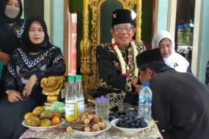 Sosoknya Masih Misteri, Pria Berpenampilan Seorang Raja Bangun Rumah Untuk Warga Miskin di Pandeglang