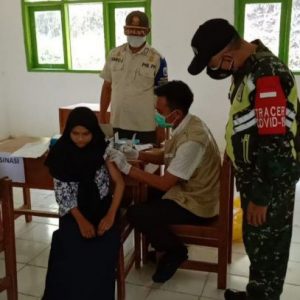 Pelaksanaan Vaksinasi Covid-19 Bagi Pelajar di SMPN 4 Muncang