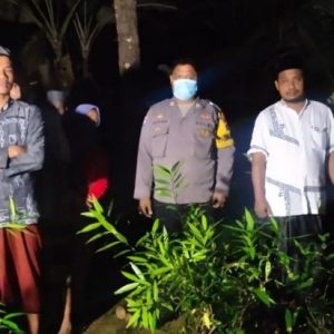 Bhabinkamtibmas Polsek Malingping Hadiri Pemakaman Salah Satu Warganya TKI yang meninggal di Malaysia