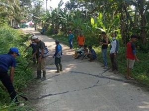 Plt Kepala Desa Lebakkeusik Mengadakan Giat Gotong Royong