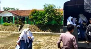 Jemput Bola, Sat Binmas Polres Lebak Polda Banten Antar Jemput Siswa SMAN 1 Kalanganyar
