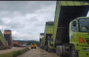 Warga Tagih Janji PT Cemindo Gemilang Perbaikan Jalan Rusak Dampak Dari Beban Kendaraan Perusahaannya