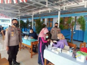 Kasat Binmas Polres Lebak Polda Banten Pimpin giat Vaksinasi di SMPN I Warunggunung