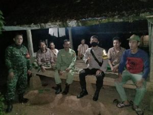 Bhabinkamtibmas Polsek Cijaku Polres Lebak dan Babinsa Sambangi Pos Ronda