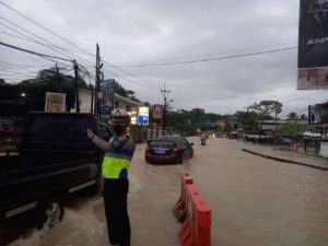 Akibat Hujan Lebat, Sat Lantas Polres Lebak Polda Banten Gatur Lancarkan arus lalu lintas Jalan tergenang air