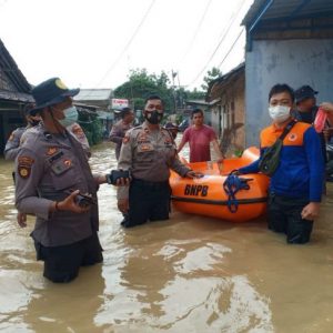 Kapolres Lebak Polda Banten pimpin langsung evakuasi korban Banjir di Kp. Barangbang