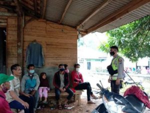Jaga Kondusifitas, Bhabinkamtibmas Polsek Cijaku Polres Lebak Door to Door ke Rumah Warga