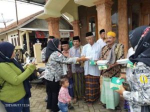 Jum’at Berkah, RGPI Bagikan Nasi Kotak Kepada Jamaah Masjid Arrauddoh Cikeusik Malingping