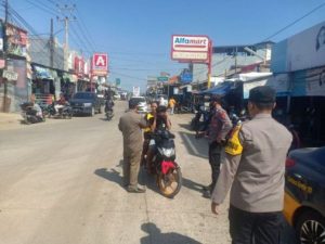 Kapolsek Malingping Bagikan Masker Kepada Pengguna Jalan, Harap Masyarakat Selalu Terapkan Prokes
