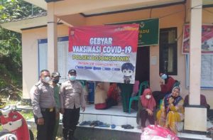 Polsek Bojongmanik Polres Lebak  melaksanakan Vaksinasi Covid-19 di Desa Parakanbeusi