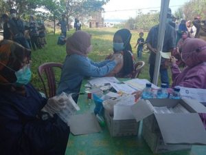 Gelar Vaksinasi di tempat wisata, Polsek Malingping Polres Lebak sambil bagi Bingkisan