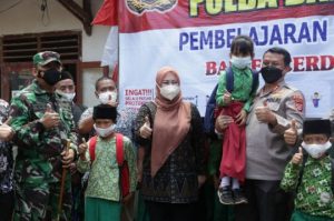 Kapolda Banten Tinjau Pembelajaran Tatap Muka Di Pandeglang dan Beri Bantuan Peralatan Sekolah