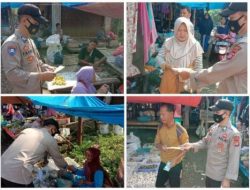 Personil Polsek Cijaku Polres Lebak Bagikan Masker Di Pasar Tradisional
