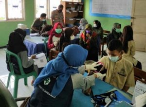 Kapolsek Leuwidamar Polres Lebak Pam dan Monitoring Vaksinasi tahap 1 dan 2