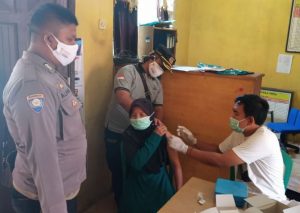 Pemerintah Desa Senanghati bekerjasama dengan PKM Cipeundeuy Gelar Vaksinasi Covid-19