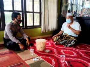 Menjelang Pilkades, Bhabinkamtibmas Polsek Malingping Polres Lebak sambang Tokoh Masyarakat