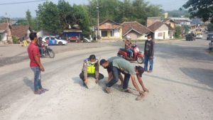 Sigap, Sat Lantas Polres Lebak Polda Banten Bersihkan Material Cor Bahayakan Pengendara