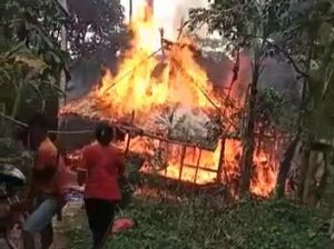 Akibat Api Tungku, Sebuah Rumah Bilik Ludes Terbakar di Desa Sukaseneng
