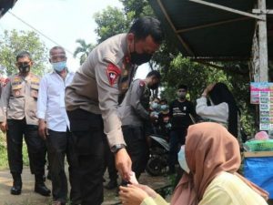 Tinjau TPS di Kecamatan Jiput, Kapolda Banten Borong Dagangan Milik Warga