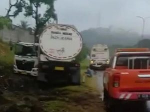 Akibat Selip Ban, Truk Tangki Alami Kecelakaan Tunggal Di Tol Merak