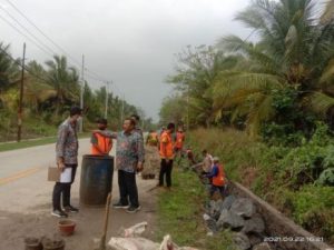 Apresiasi Warga Dalam Pembangunan Drainase Simpang-Malingping-Bayah