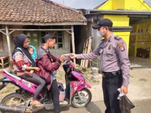 Wujudkan Bebas Covid-19, Polsek Cirinten Polres Lebak bagikan masker Kepada Warga