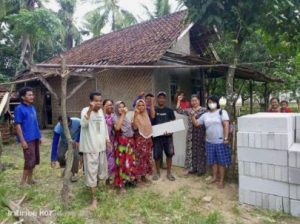 Belasan KK Terima Bantuan Bedah Rumah dari SUTI’AH SM di Kecamatan Cikeusik
