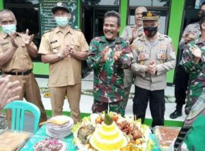 HUT TNI ke-76, Kapolsek Banjarsari Polres Lebak Polda Banten berikan Kejutan Di Koramil 0312/Bjs