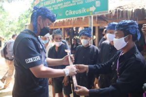 Kunjungan Ke Kampung Cikeusik Baduy, Kapolda Banten Diberikan Udeng dan Golok
