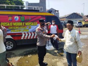500 Pcs Masker dibagikan Posko Mobile Masker Sat Binmas Polres Lebak Polda Banten ke Warga