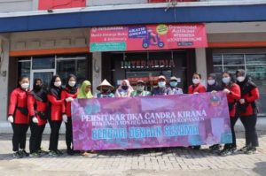 Peringati Maulid Nabi 1443 H, Ketua PERSIT KCK RANTING 3 CABANG II GRUP 1 PCBS KOPASSUS Bagikan paket beras kepada warga kurang mampu