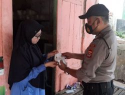 Cegah Cluster Baru, Polsek Cirinten Polres Lebak bagikan masker ke Warga Masyarakat Desa Cirinten Kec. Cirinten