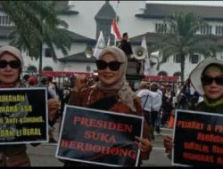 101 Ormas dan Komunitas Se-Jawa Barat Gelar Aksi Saat Peringatan Hari Pahlawan di Gedung Sate