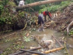 Cegah Banjir, Warga Kp Cidangdang Desa Cipeundeuy Gotong Royong Bersihkan Sungai