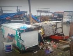 Hujan Deras Disertai Puting Beliung Hancurkan Puluhan Kios Di Teluk Batako Kab Pandeglang