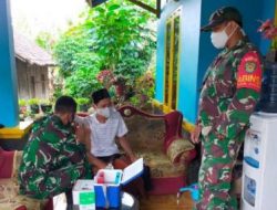 Babinsa Koramil 0313/Mlp Bersama Tim Nakes TNI AL Gerilya Vaksin di Desa Kadujajar