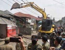 Dianggap Kerap Bikin Macet, 15 Bangunan Liar di Jatimakmur Bekasi Digusur