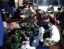 Tak Kenal Lelah, Babinsa Koramil 0313/Mlp Bersama Tim Nakes TNI AL Gerilya Vaksin Malam Hari di Desa Peucangpari