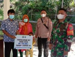 Bhabinkamtibmas Polsek Leuwidamar Polres Lebak Dampingi Pembagian BLT Dana Desa Tahap 12